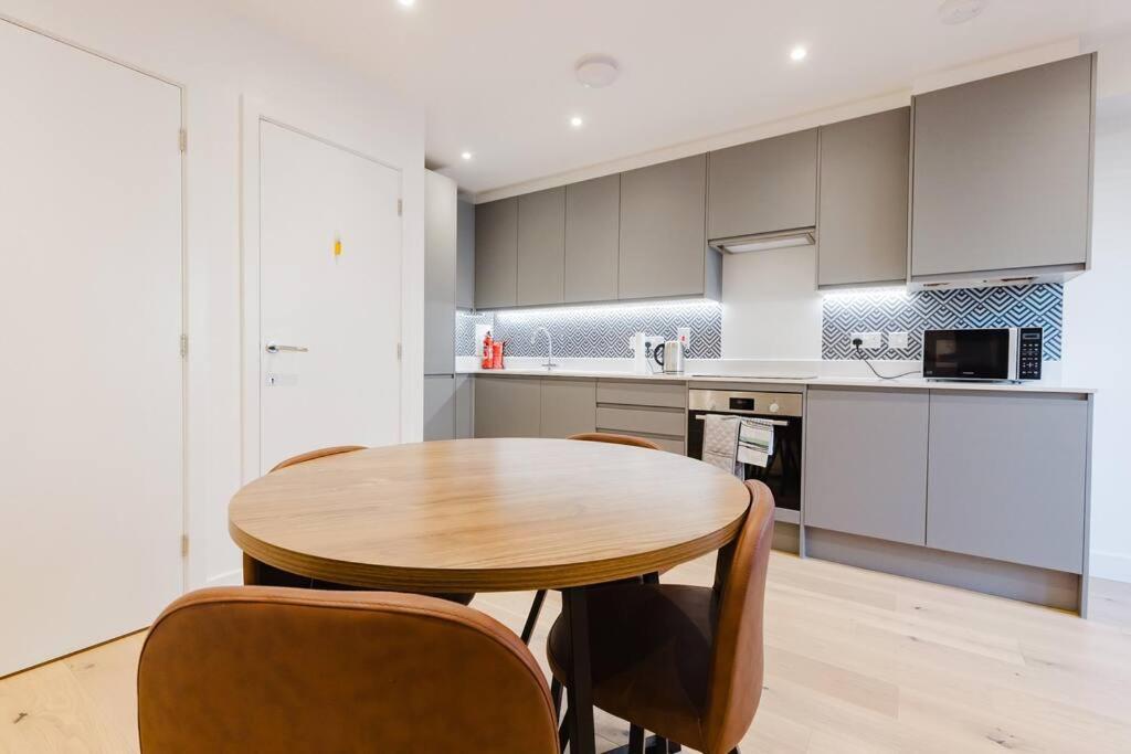 4-Level Luxury 2 Bedroom House Sleeps 6, Rooftop, Harry P & Free Parking Watford  Eksteriør bilde