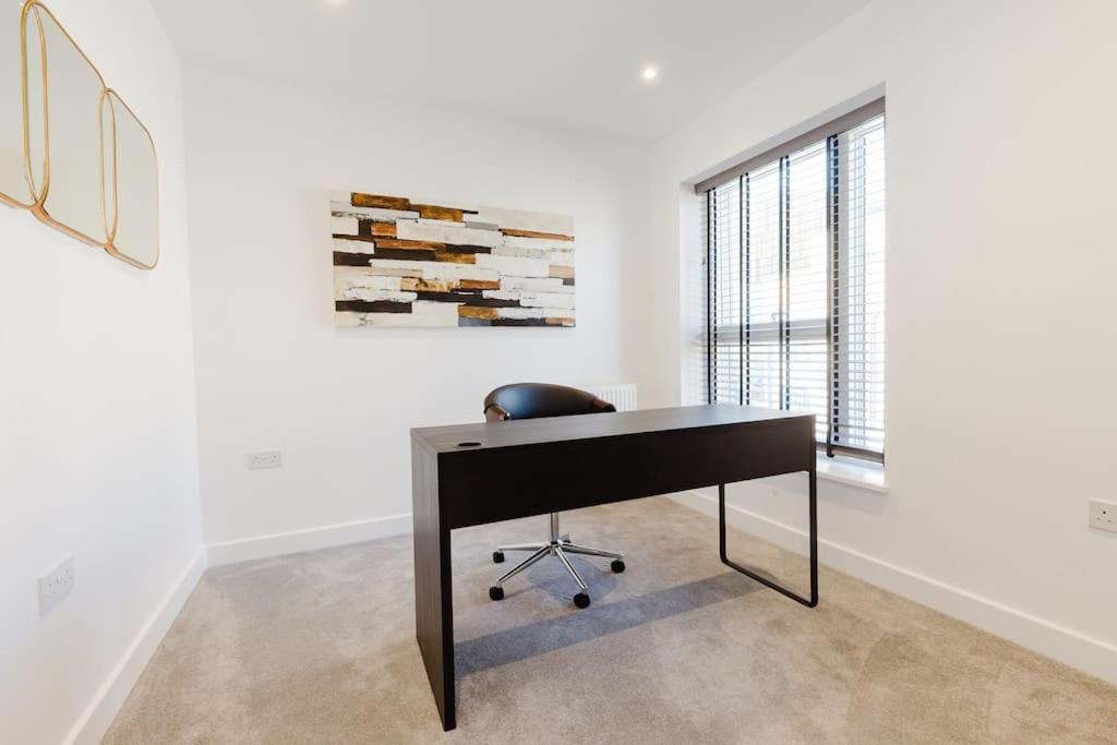 4-Level Luxury 2 Bedroom House Sleeps 6, Rooftop, Harry P & Free Parking Watford  Eksteriør bilde
