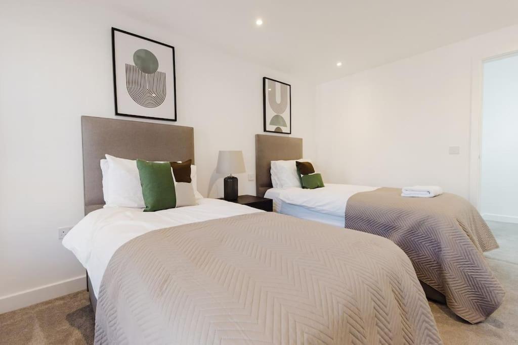 4-Level Luxury 2 Bedroom House Sleeps 6, Rooftop, Harry P & Free Parking Watford  Eksteriør bilde