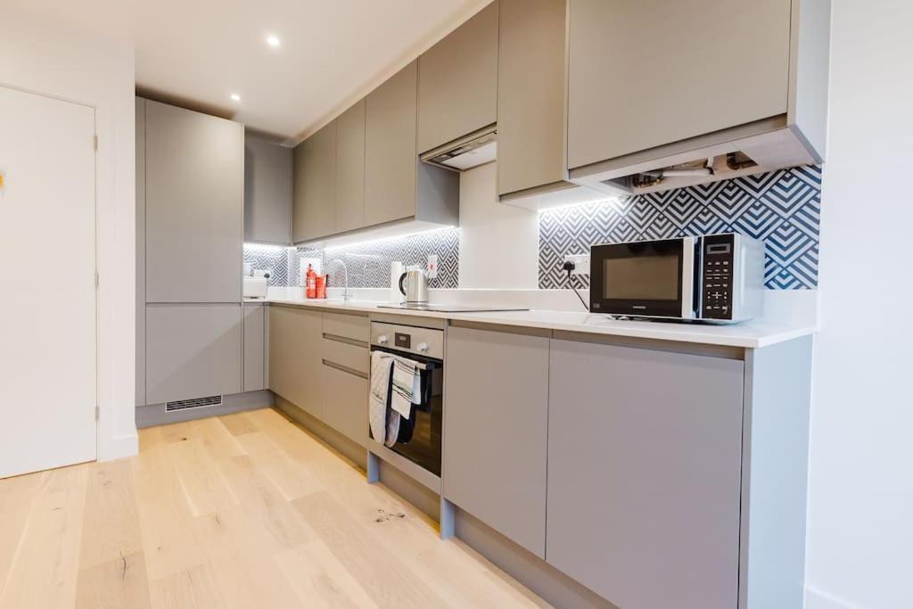 4-Level Luxury 2 Bedroom House Sleeps 6, Rooftop, Harry P & Free Parking Watford  Eksteriør bilde