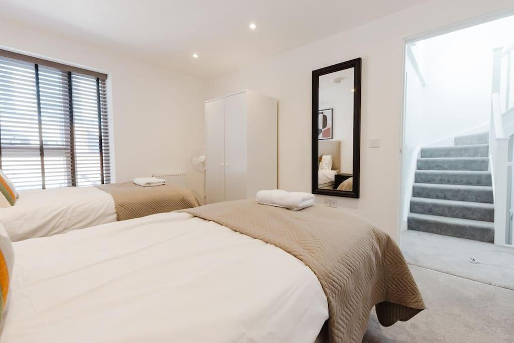 4-Level Luxury 2 Bedroom House Sleeps 6, Rooftop, Harry P & Free Parking Watford  Eksteriør bilde