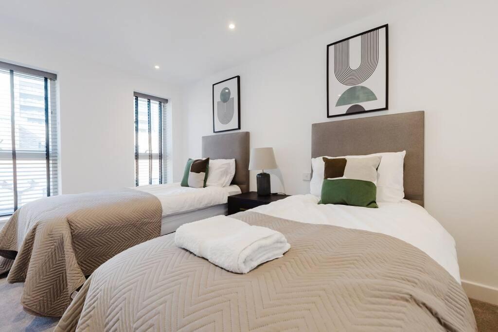 4-Level Luxury 2 Bedroom House Sleeps 6, Rooftop, Harry P & Free Parking Watford  Eksteriør bilde