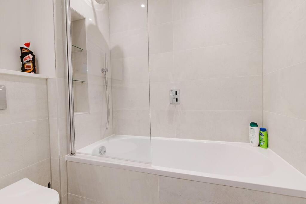 4-Level Luxury 2 Bedroom House Sleeps 6, Rooftop, Harry P & Free Parking Watford  Eksteriør bilde