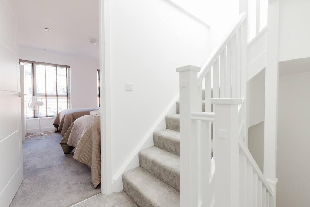 4-Level Luxury 2 Bedroom House Sleeps 6, Rooftop, Harry P & Free Parking Watford  Eksteriør bilde