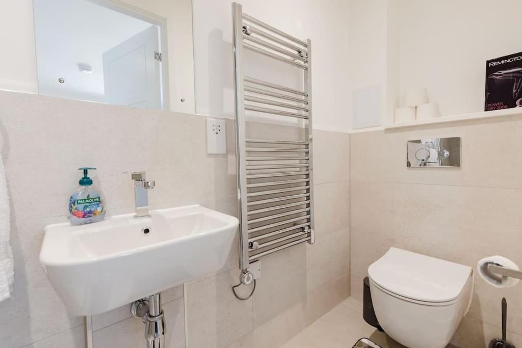 4-Level Luxury 2 Bedroom House Sleeps 6, Rooftop, Harry P & Free Parking Watford  Eksteriør bilde