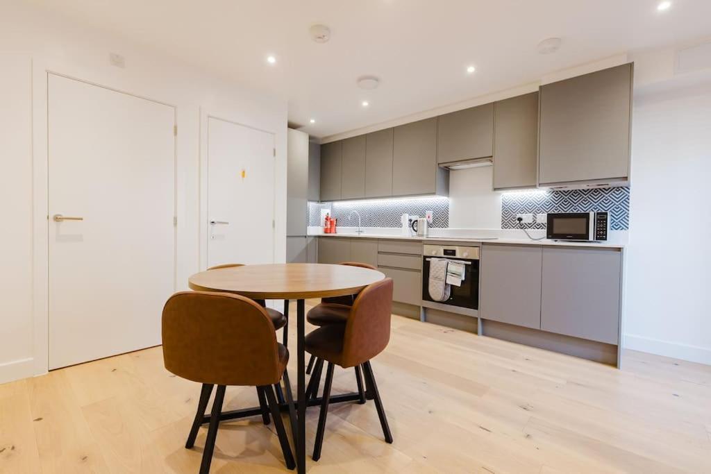 4-Level Luxury 2 Bedroom House Sleeps 6, Rooftop, Harry P & Free Parking Watford  Eksteriør bilde