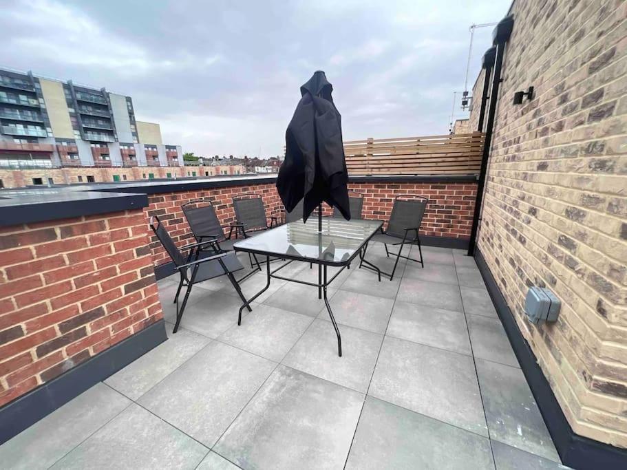4-Level Luxury 2 Bedroom House Sleeps 6, Rooftop, Harry P & Free Parking Watford  Eksteriør bilde