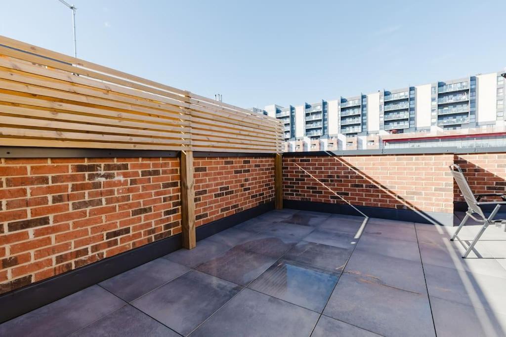 4-Level Luxury 2 Bedroom House Sleeps 6, Rooftop, Harry P & Free Parking Watford  Eksteriør bilde